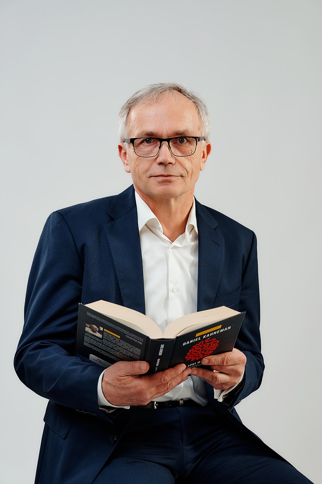 Stefan Podedworny z książką Kahneman